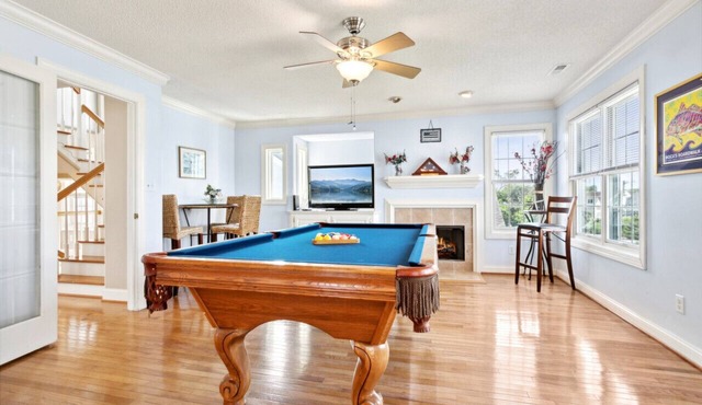 Entire Home w/pool, walk to beach in Virginia Beach