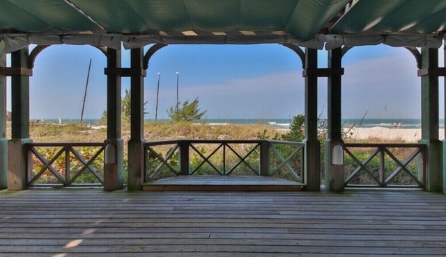 Family Friendly 2 bedroom 1 bathroom with private Courtyard in Bradenton Beach
