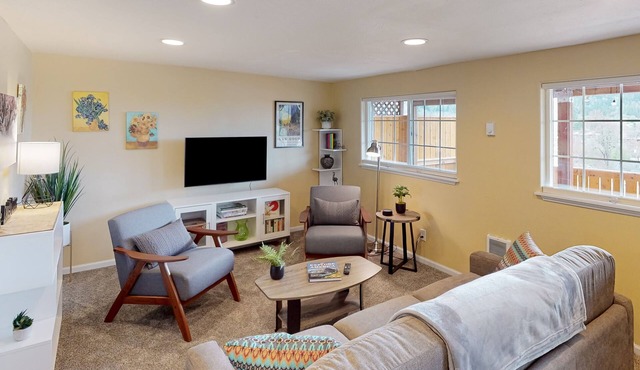 Full duplex with patio/deck, mountain views, washer/dryer, dogs allowed in Eugene