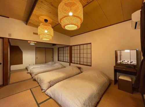 Guest House Yachi-So 下田民泊 ビーチまで徒歩13分 近くにスーパー レストラン 100均 ソウルバー 13 minutes walk to the beach! Nearby 7-11 Supermarkets, various Restaurants, 100 yen shops, and Exciting Bar!