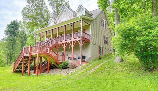 Hammocks & Forest Views: Creekside Murphy Retreat in Murphy