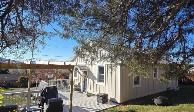 Hillside 3-bedroom bungalow 1 mile from Harrisonburg City limits, great views! in Rockingham