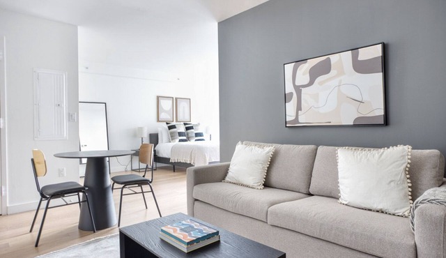 Hip Back Bay Studio w/W/D, Gym & Roof, nr Copley Sq, by Blueground in Boston