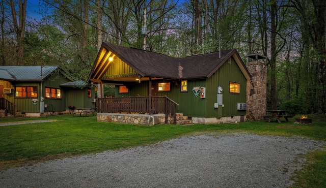 Historic Riverside Cabin | Walk to Swimming Hole + FREE Dollywood Ticket in Sevierville