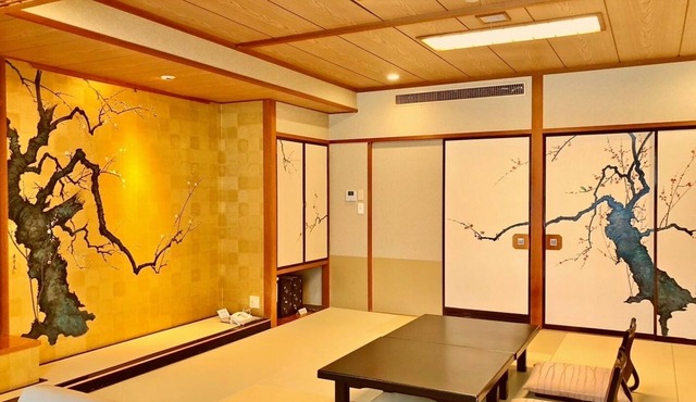 Hotel Hoho "A hotel overlooking the Echigo Plain and the Yahiko mountain range"
