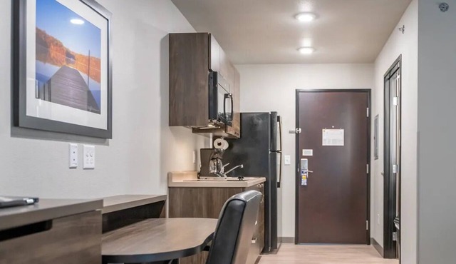 Hotel w/In-Room Kitchen, Free Parking, Pet-Friendly, Near Savannah Airport in Pooler
