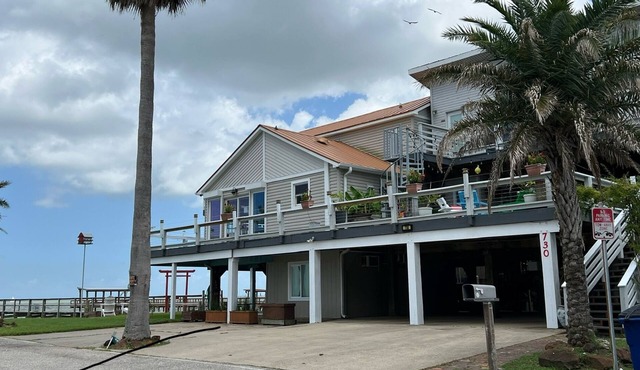 Kemah Seaside Retreat: Last minute deal! Call or text for rates 713-425-9109. in Kemah