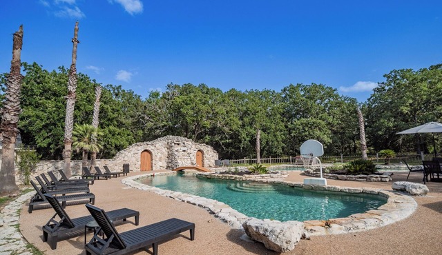 Large Group Ranch Retreat 4 Houses 45 Acres Pool Sleeps 40 in Luling