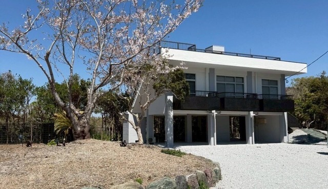 Luxury of doing nothing" surrounded by the sea and sky ｜Villa for rent with rooftop terrace Overlooking the sea from the rooftop, the facility is equipped with a dog run, allowing you to enjoy a luxurious time with your dog.