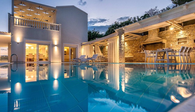 Luxury villa,heating pool superior facilities ideal for families, free transfer in Achlia