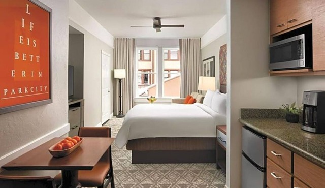 Marriott's Summit Watch, steps to town ski lift. Studio, sleeps 4, 1 Bath in Park City
