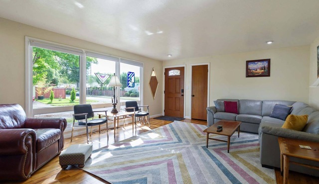 Mellow Yellow: Cozy 3BR near UO and Downtown, perfect for 6 guests! in Eugene