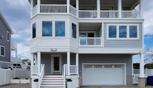 Modern Beach House with Ocean and Bay Views - 600 Feet from the Beach. in Mantoloking