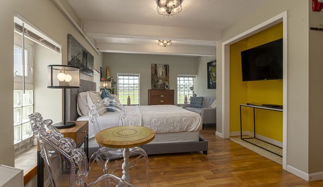 Modern Queen Suite Near SIU Carbondale in Carbondale