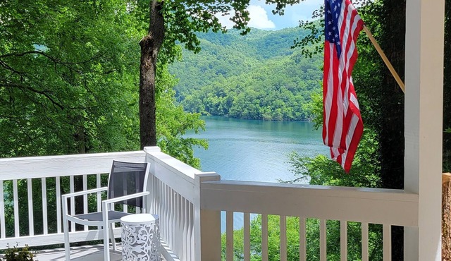 Mountain Getaway w/Stunning Lake Views - Hot Tub, firepit, pool table, hammock in Topton