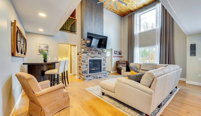 Mtn-View Gem w/Hot Tub & Fire Pit in North Conway in North Conway