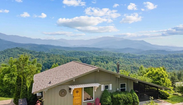New! Incredible MTN Views! 3BR w/Hot Tub*Quiet! in Sevierville