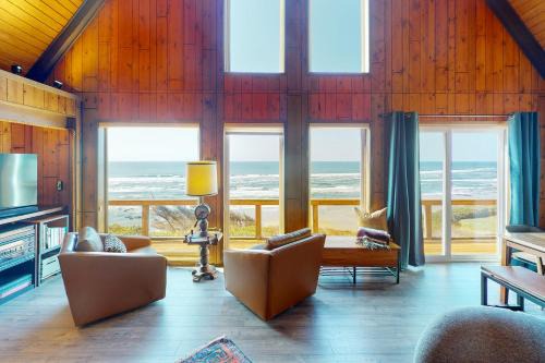Ocean Front A Frame with Spectacular Views! Dog Friendly! Fireplace! in Florence
