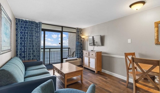 Oceanfront Suite: 2 Queens Free Breakfast 11th Flr in Myrtle Beach