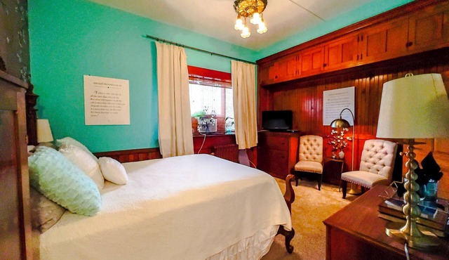 Old Library Inn - Hemingway Room in Olean