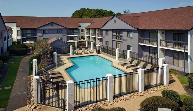 Pet Friendly ADA King Room w/Free Parking, Swimming Pool & Gym Access! in Norcross