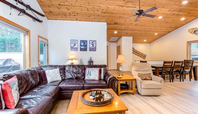 POPL33 - Family-Friendly Sunriver Stay | Hot Tub, AC, Near Fort Rock in Sunriver