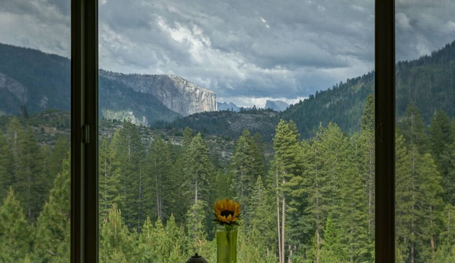 Premier Yosemite/Foresta home with views of Half Dome and El Cap from all rooms! in Foresta