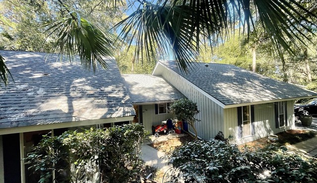 Private 3/bd 2/Ba home, Quiet, stroll 500' to the semi private beach.🐬 in Hilton Head Island