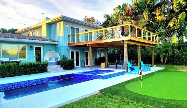 Private Home w/Dock, sleeps 10 Hot Tub, Oasis w/Games;Covered Patio Table for 10 in Fort Lauderdale
