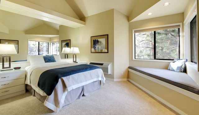 Private Mt. Bachelor Village suite in Bend with access to resort hot tubs/pool in Bend