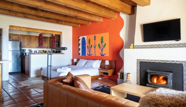 Queen adobe studio with full kitchen, in-unit washer/dryer & fireplace. Private balcony + valley views. 15 min to Taos Ski Valley · 5 to Arroyo Seco. Sleeps 2. in Valdez