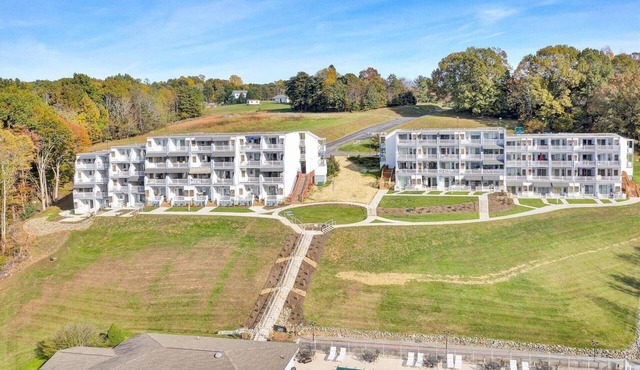Recently updated 1 BR Condo with stunning lake views - No cleaning or linen fees in Moneta