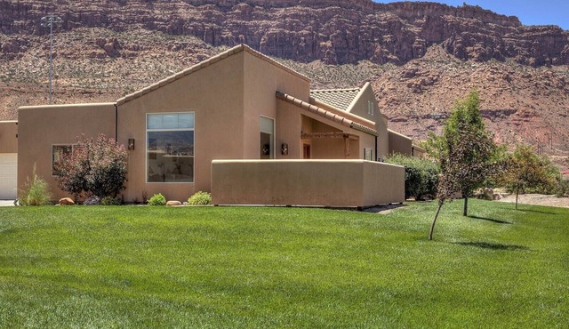 Red Rock & Mountain Views, All the Comforts of Home, Community Pool & Hot Tub in Moab