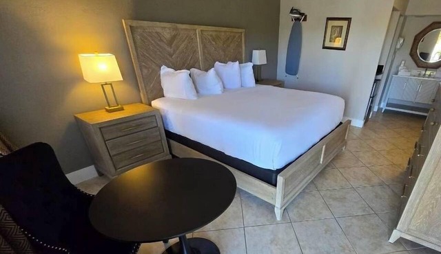 Right on the Waterfront Marina - Suite 117 - 7150 N Tamiami Tail, Sarasota FL in Sarasota