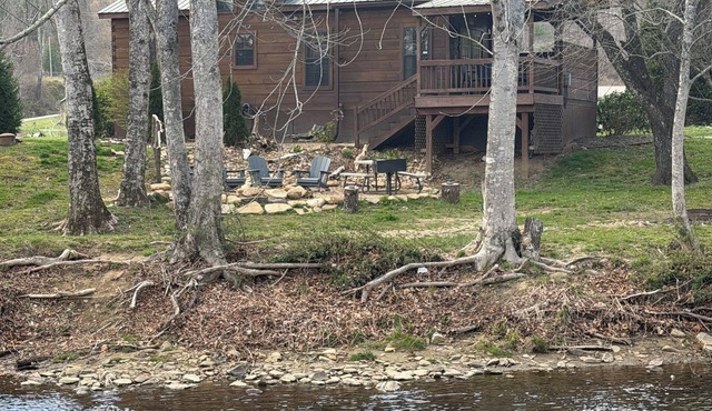 Riverfront Escape: Fire Pit, private hot tub, river fun, sleeps 6 in Newland