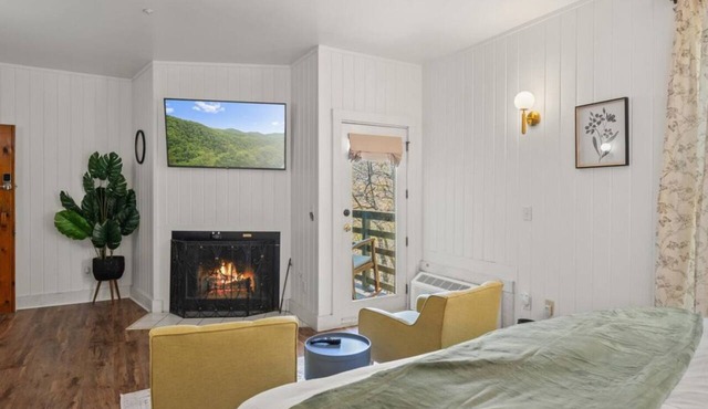 Romantic King Studio | Tree Views | Balcony + Trails in Townsend