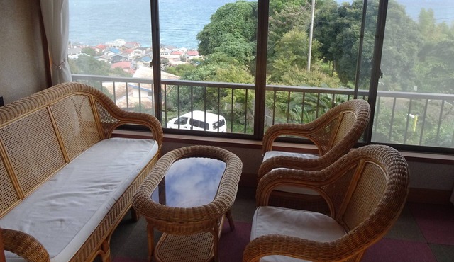 Rooms for up to 5 people with no meals, connecting the blue sea and travelers by post! Rooms are Japanese style and overlook Sagami Bay!