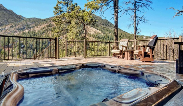 Scenic 4BR Cabin with Hot Tub, Sauna, Sleeps 10 in Cascade-Chipita Park