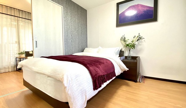 Shinjuku, Tokyo Good Location + Clean Room! Convenient for sightseeing and from the airport.