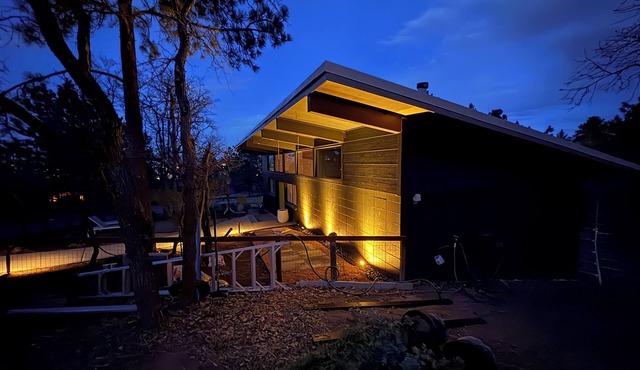 Skyway Retreat: Peaceful Secluded Mid-Century Guesthouse - Amazing Location! in Colorado Springs