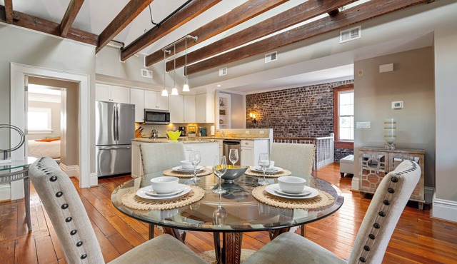 Sleeps 26! Walk to River Street, Bars, and Shopping! in Savannah