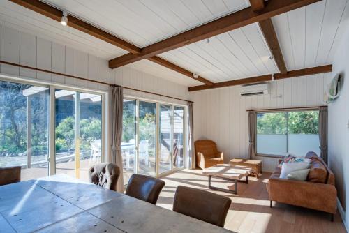 Sotoura Sunrise Cottage 30m from Beach