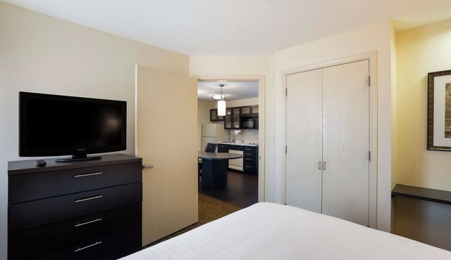 Spacious 1BR Suite | 2 Queens & Kitchen | Parking Included in Hampton