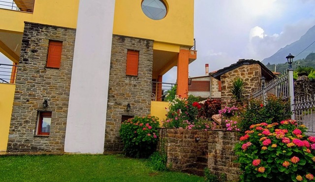 Spacious 3-bedroom apartment with AC, WiFi in marvelous Mantio in Mantio