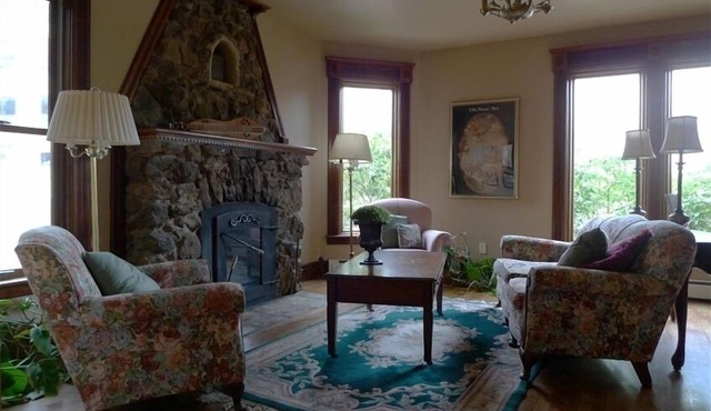 Spacious ADA accessible Victorian in the Heart of Manitou Springs in Manitou Springs