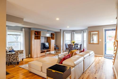 Spacious Row Home next Transit near Downtown w Parking in Chicago
