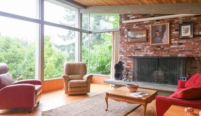 Stunning Mid-Century Modern 1.1 miles to Hayward Field! Radiant Floor Heat! in Eugene