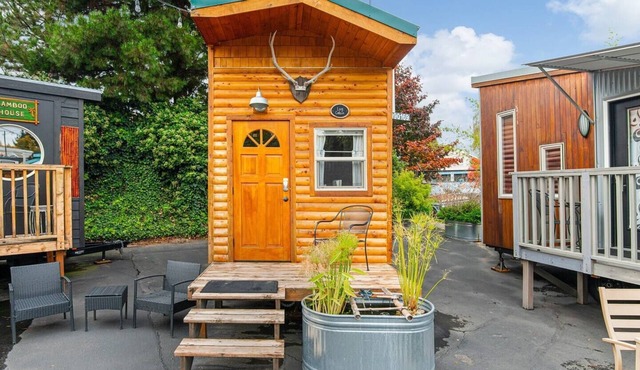 The Cabin - Custom Tiny Home w/Log Cabin Vibe in Portland