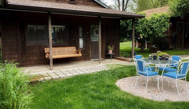 The Vintage Cottage with riverfront access in Grants Pass