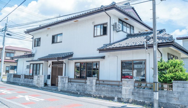 To Kurobe Dam, Hakuba, and Tateyama! Max. 11 people/ 4 min. walk from station/ 3 parking spaces/ Self-catering OK Large kitchen with Wi-Fi. Ideal for large groups or as a base for family vacations! Long-term stay welcome